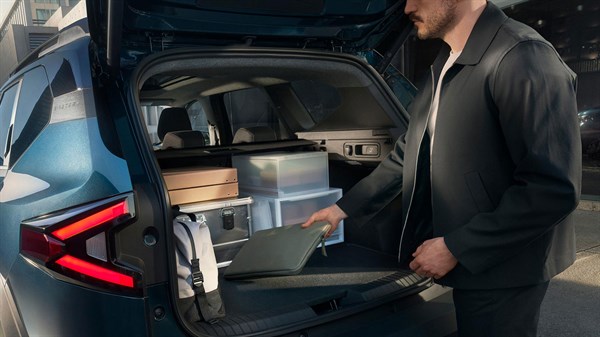 Dacia Bigster vozilo modro detajl odprtega prtljažnika z opremo