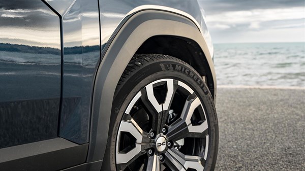 Dacia Bigster vozilo modro detajl platišča ob morju