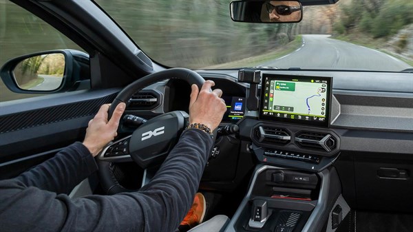 Dacia vozilo notranjost z voznikom in zaslonom za navigacijo na cesti