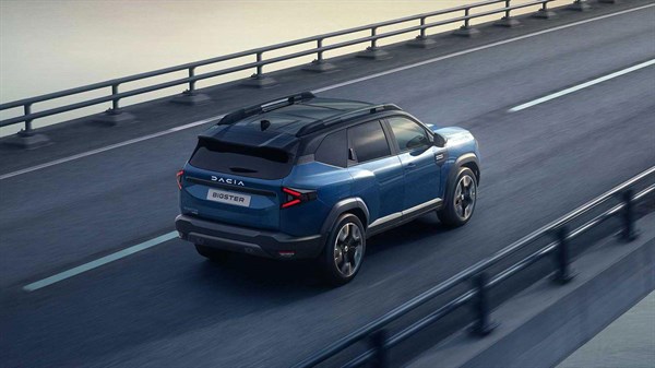 Dacia Bigster vozilo modro pogled od zadaj na avtocesti