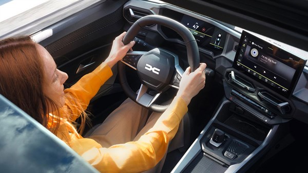 Dacia vozilo notranjost z voznico za volanom in zaslonoma