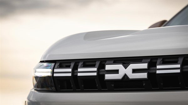 Dacia vozilo belo detajl sprednje maske z logotipom in lučjo