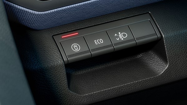 Notranjost vozila Dacia z gumbi ECO in načinom vožnje na armaturni plošči