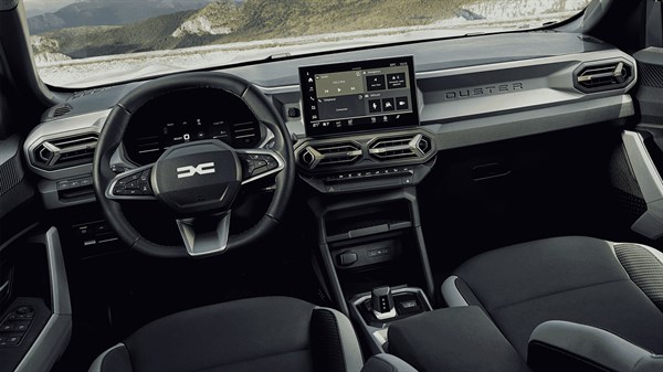 Notranjost Dacia Duster z volanom, zaslonom na dotik in armaturno ploščo.