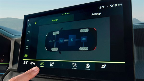 Zaslon na dotik vozila Dacia z prikazom pretoka energije mild hybrid sistema