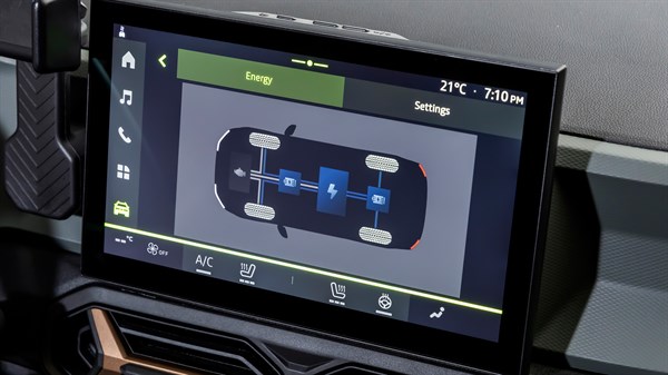 Zaslon na dotik vozila Dacia z grafičnim prikazom mild hybrid pogonskega sklopa