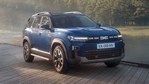 Dacia Bigster parkiran ob jezeru na pomolu.