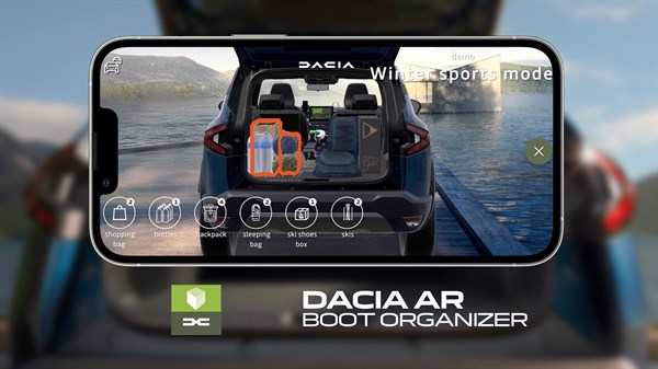 Mobilni telefon z odprto aplikacijo Dacia AR. Na telefonu je viden odprt prtljažnik vozila.