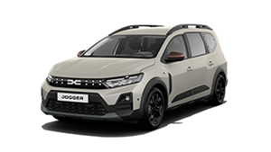 Bež Sandstone Dacia Jogger na beli podlagi, pogled spredaj z leve strani.