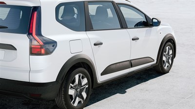 Beli Dacia Jogger bočni pogled z zaščitami spodnjih robov vrat