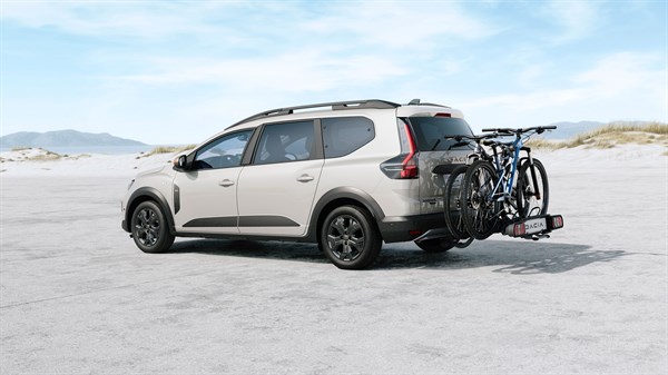 Beli Dacia Jogger zadnji pogled z nosilci za kolesa na vlečni kljuki.