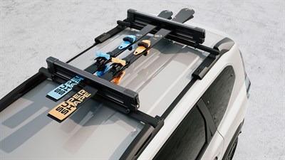 Dacia Jogger nosilci za smuči na prečnih strešnih nosilcih.