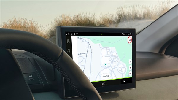 Media Nav Live - Zaslon prikazuje vgrajeni navigacijski sistem, trenutno v načinu zemljevida.