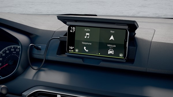 Osrednji zaslon multimedijskega sistema v vozilu z navigacijo in glasbo.