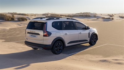 Bel Dacia Jogger parkiran na parkirišču pri morju.