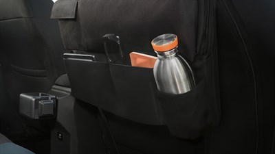 ChatGPT said:

Na sliki je zadnji del notranjosti vozila, kjer je na hrbtni strani sprednjega sedeža nameščena večnamenska organizacijska torba.