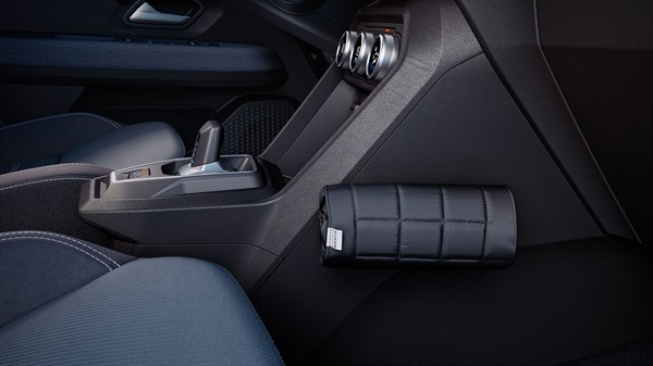 Ob bočni strani sredinske konzole je nameščen dodatek sistema YouClip, na katerega je pritrjen zvit črn mehko oblazinjen predmet, videti kot majhna zložljiva blazina ali organizator.