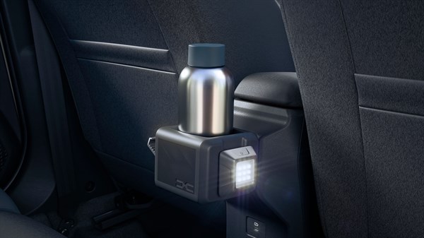 Na sliki je zadnji del notranjosti vozila, kjer je na hrbtnem delu sprednjega sedeža nameščen modularni nosilec sistema YouClip.