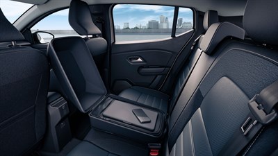 Dacia Sandero zadnji sedeži z naslonjalom za roke.