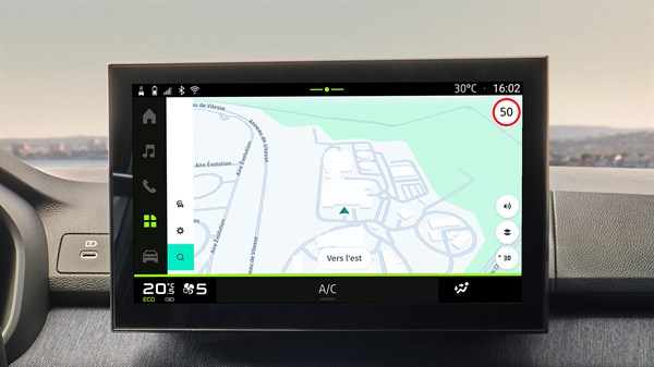 Na sliki je osrednji multimedijski zaslon v vozilu, na katerem je prikazan navigacijski zemljevid. Vidni so glavne ceste, ikona trenutnega položaja vozila in napisi v francoskem jeziku.