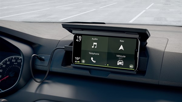 Osrednji zaslon multimedijskega sistema v vozilu z navigacijo na telefonu in glasbo.