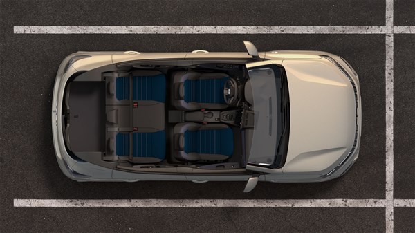 Na sliki je zgornji pogled na vozilo, parkirano med belimi črtami na asfaltiranem parkirišču. Streha je navidezno odstranjena, zato je jasno vidna celotna notranjost.