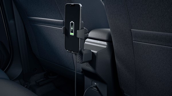 YouClip brezžični polnilnik za pametni telefon nameščen v potniškem prostoru.