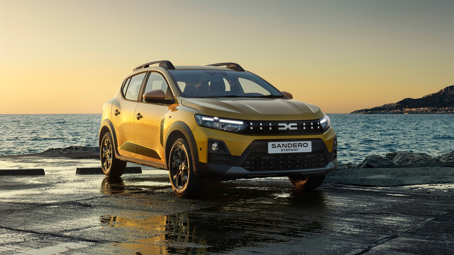 Rumen Dacia Sandero Stepway parkiran ob morju.