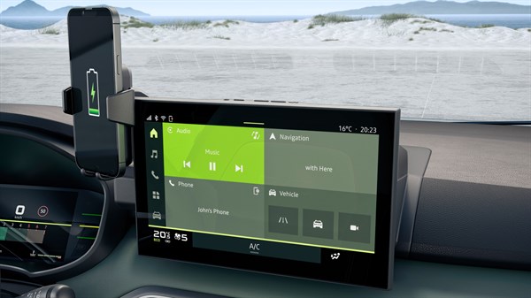 Na sliki je prikazan nameščen nosilec za telefon, na katerem je vidna ikona polnjenja baterije.