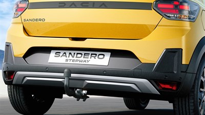 Rumeni Dacia Sandero Stepway, zadnji pogled z vlečno kljuko.