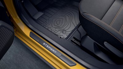 Dacia Sandero Stepway gumijasta preproga s topografskim motivom in zaščita praga z napisom Stepway.