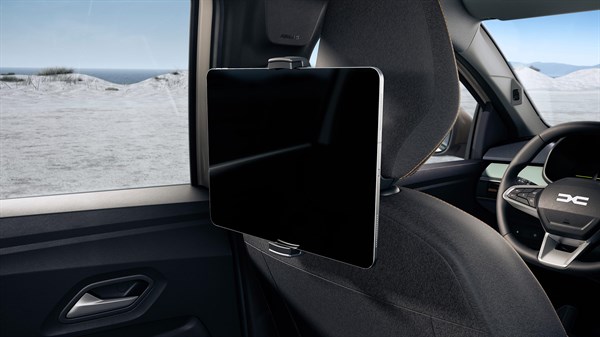 Dacia Sandero Stepway YouClip nosilec za tablični računalnik nameščen na vzglavniku sedeža.