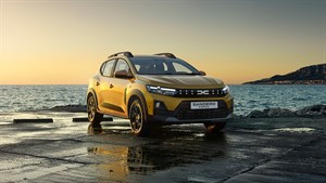 Slika prikazuje vozilo Sandero Stepway pakrirano ob morju.