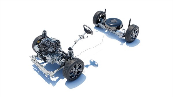 Hybrid Eco-G 120 - Na sliki je prikazan razstavljen pogonski sklop vozila na belem ozadju. Na levi strani sta motor in sprednji kolesni par z vzmetenjem, krmilnim mehanizmom in delom šasije. Na desni strani sta zadnji kolesni par ter okrogla posoda, ki deluje kot rezervoar za LPG.