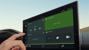 slika prikazuje multimedijski sistem Media Nav Live, na kateri roka tipka po zaslonu.