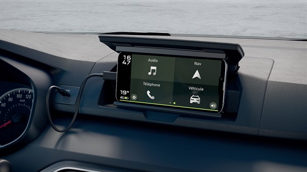 Osrednji zaslon multimedijskega sistema v vozilu z navigacijo na telefonu in glasbo.