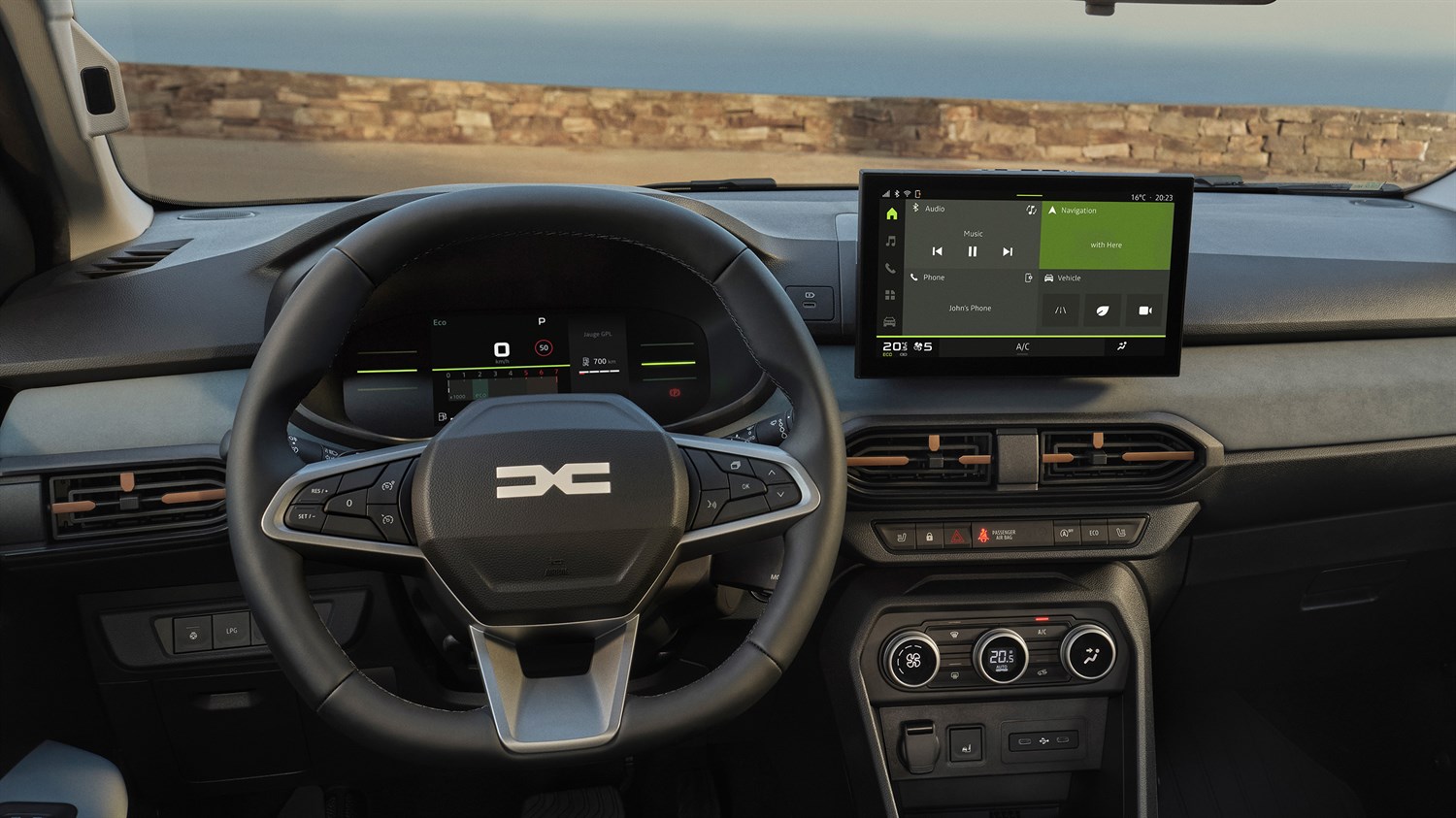 Na fotografiji je notranjost vozila Dacia Sandero Stepway, posneta s perspektive voznika. V ospredju sta volanski obroč z značilnim logotipom znamke in digitalni merilniki.