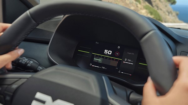 Slika prikazuje instrumentalno ploščo za volanskim obročom pred voznikom.