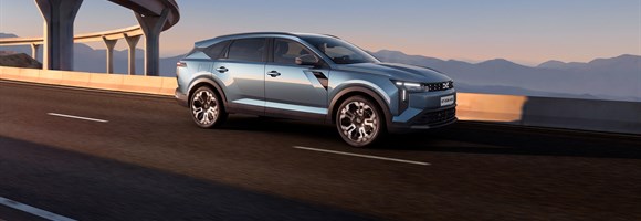 Dacia Striker svetlo modre barve, sprednji bočni pogled na cesti.