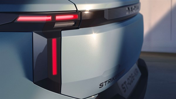 Dacia Striker svetlo modre barve, bližnji posnetek zadnje luči.