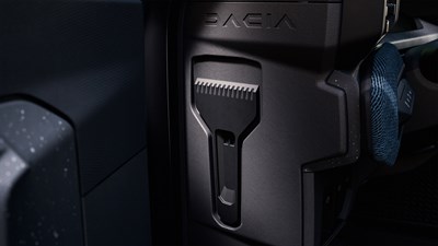 Vgrajeno strgalo za led v notranjosti vozila Dacia Striker.