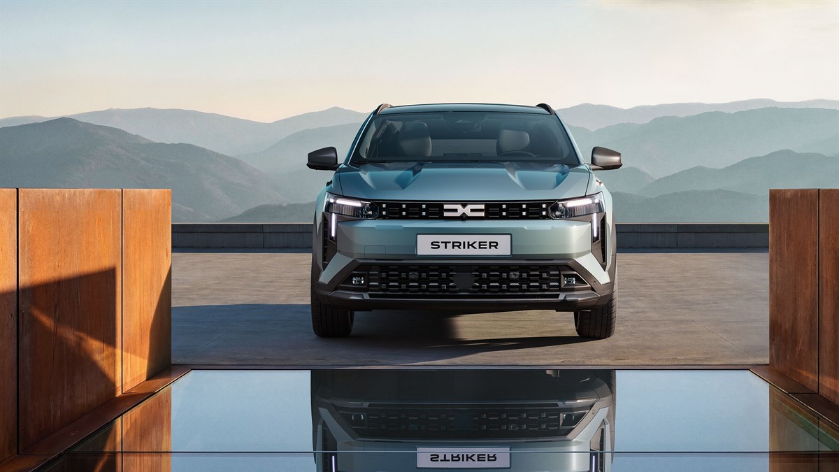 Dacia Striker, pogled od spredaj na vozilo z gorsko pokrajino v ozadju.