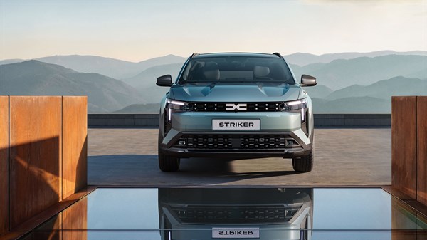 Dacia Striker, pogled od spredaj na vozilo z gorsko pokrajino v ozadju.