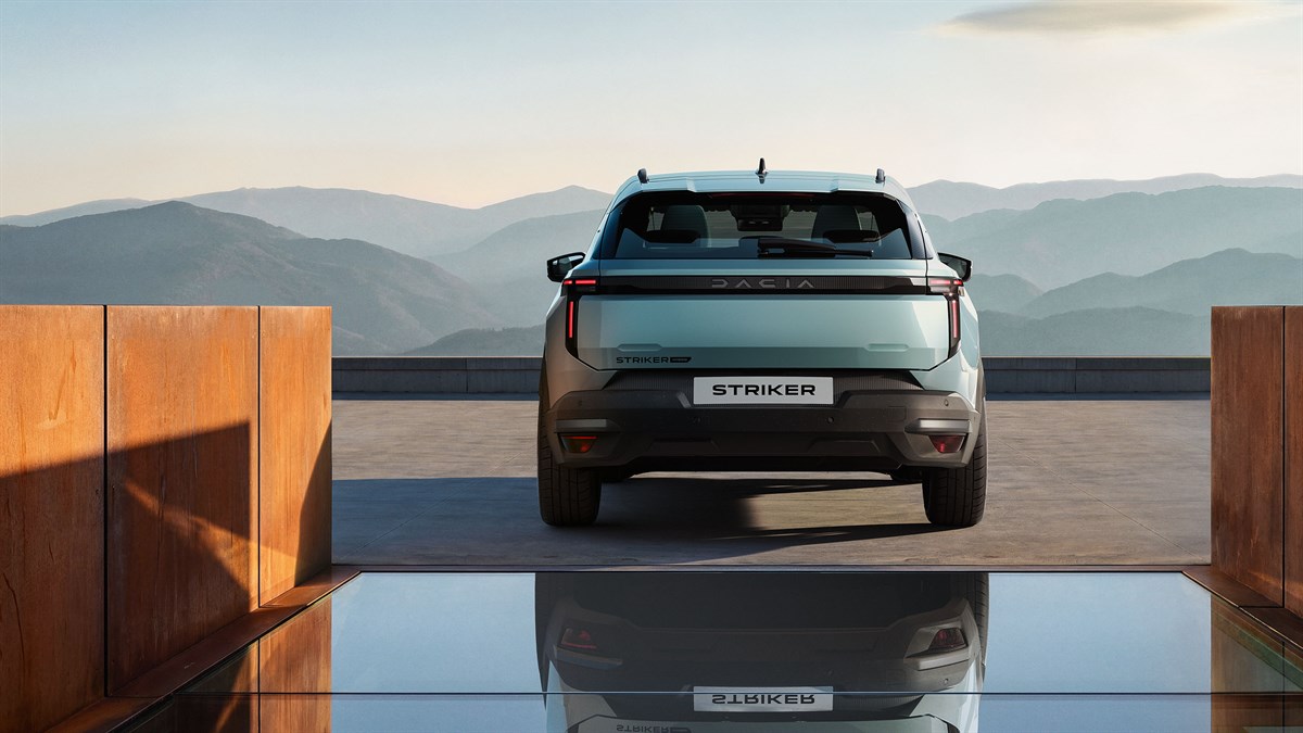 Dacia Striker, pogled od spredaj med vožnjo po gorski cesti.