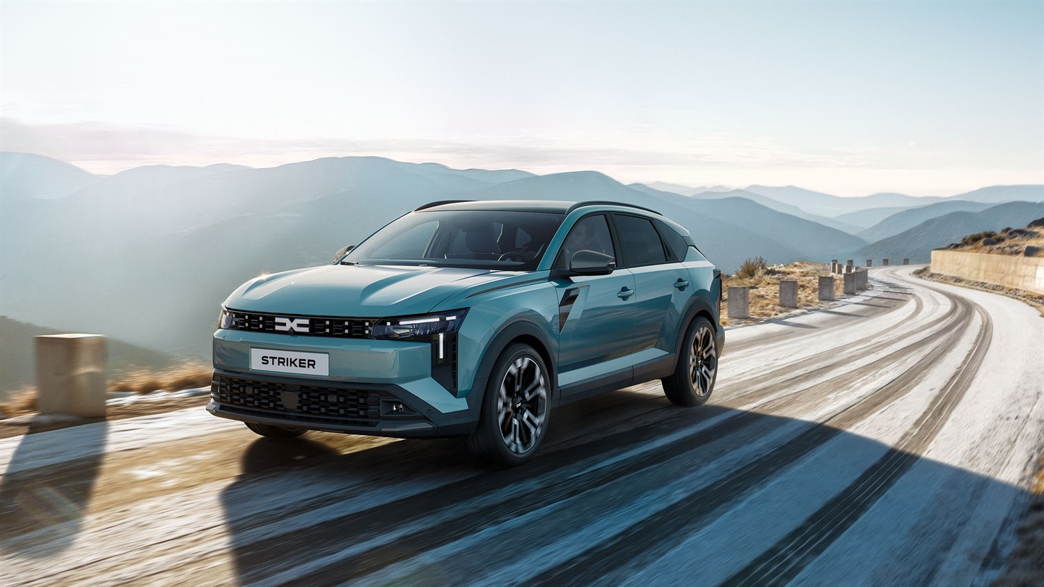 Dacia Striker, pogled od spredaj med vožnjo po gorski cesti.