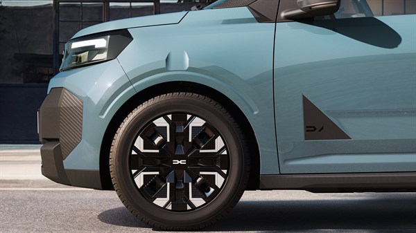 Detajl sprednjega kolesa in platišča vozila Dacia Spring