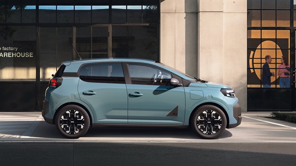 Dacia Spring v svetlo zeleni barvi, prikazan s strani