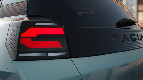 Detajl zadnje LED-luči in napisa Dacia na vozilu Dacia Spring