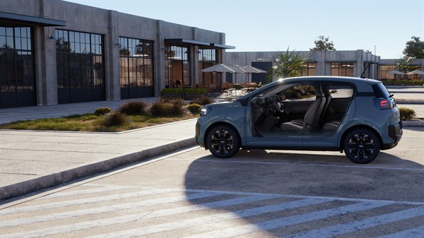 Dacia Spring z odprtimi vrati, ki razkrivajo notranjost vozila