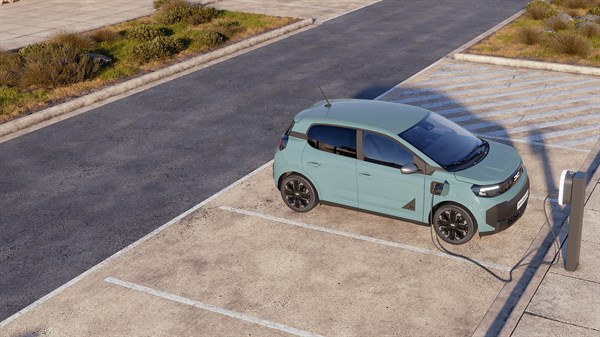 Dacia Spring med polnjenjem na električni polnilnici